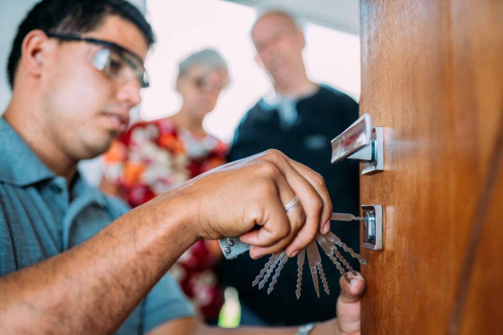 Comment choisir une serrure de porte chambres Repair Or Installing A Metal Door Lock. Senior Couple In The Background.