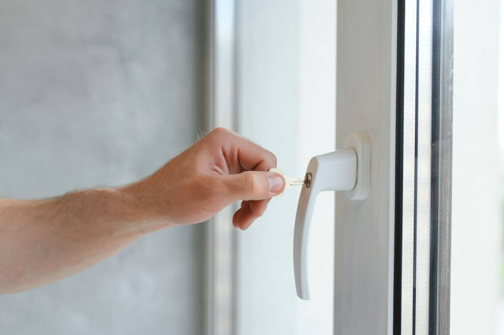 sécuriser une fenêtre de rez-de-chaussée avec une poignée à clé